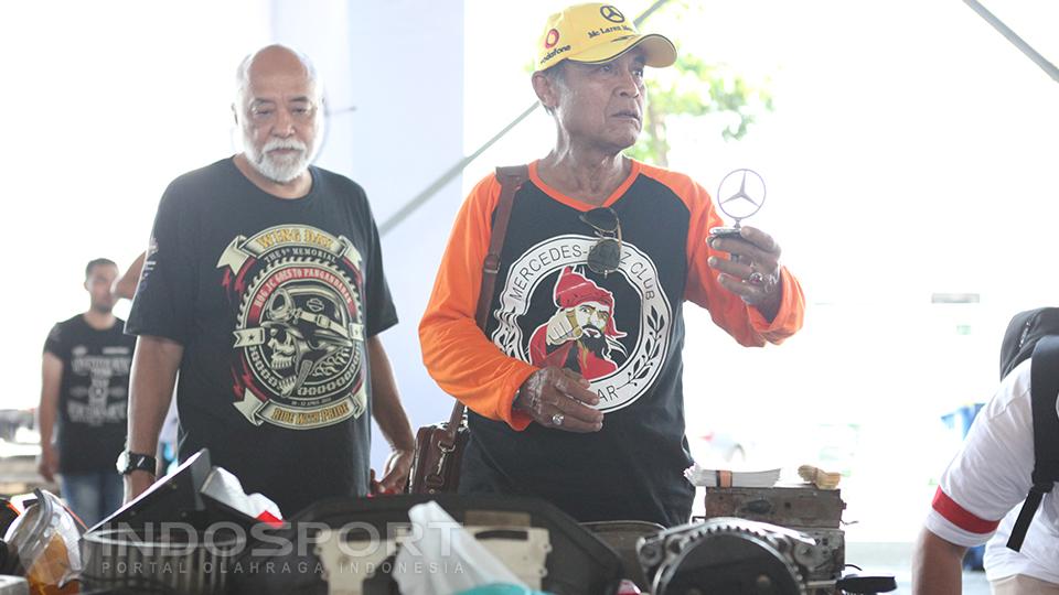 Para anggota komunitas Mercedes-Benz Club INA yang tengah berbelanja onderdil mobil di booth yang disediakan panitia jamnas.